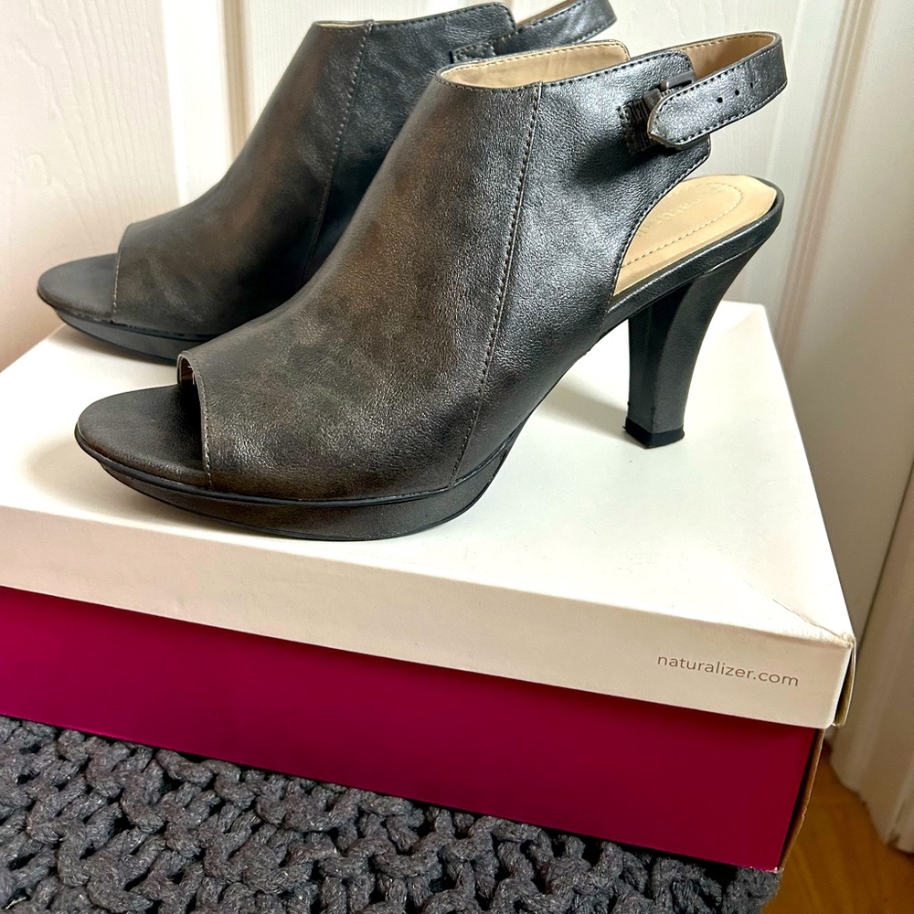Woman Naturalizer Silver Heel